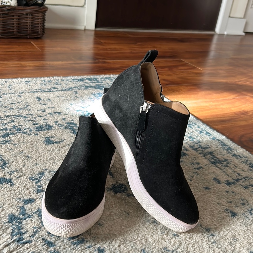 Women’s black athletic booties with platform heel. Size 7; Nordstrom Rack.